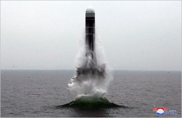 북한 조선중앙통신이 지난 2일 신형 잠수함발사탄도미사일 '북극성-3형'을 성공적으로 시험발사 했다고 3일 밝혔다. ⓒ조선중앙통신