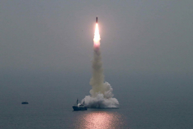 북한이 신형 잠수함발사탄도미사일(SLBM) 북극성-3형을 성공적으로 시험발사했다고 공식 발표했다.ⓒ뉴시스