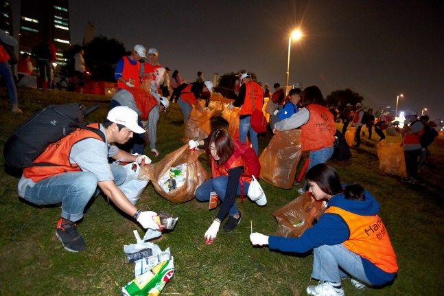 (주)한화는 5일 열리는 ‘한화와 함께하는 서울세계불꽃축제 2019’에서 안전하고 즐거운 축제관람을 위한 ‘클린캠페인’을 진행한다. 사진은 지난해 행사에서 한화 임직원을 포함한 시민자원봉사자들이 쓰레기를 수거하며 환경정화활동을 펼치는 모습.ⓒ한화