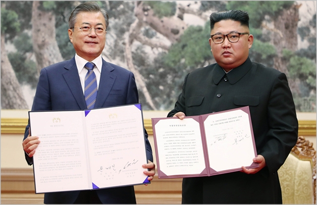 문재인 대통령과 김정은 북한 국무위원장이 지난해 9월 평양공동선언 합의문에 서명 후 포즈를 취하고 있다. ⓒ평양사진공동취재단