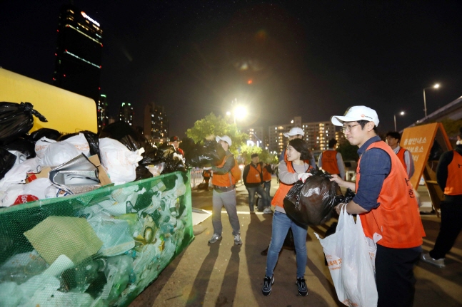 한화그룹 임직원들과 자원봉사자들이 5일 밤 ‘한화와 함께하는 서울세계불꽃축제 2019’ 종료 후 늦은 시간까지 쓰레기를 수거하는 등 클린 캠페인을 펼치고 있다.ⓒ한화