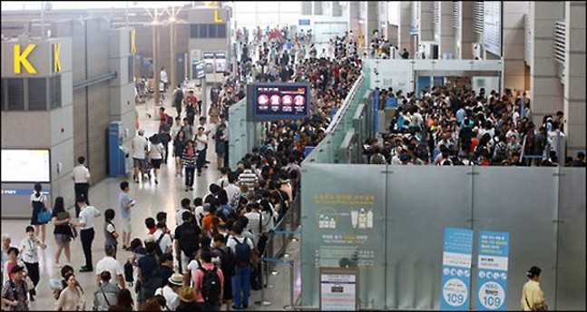 2015~2018년 한국인 2377만1787명이 일본으로 출국해 총 18조8158억원을 쓴 것으로 집계됐다. 반면 같은 기간 일본인은 한국에 939만5649명이 입국해 6조4453억원을 쓰는 데 그쳤다.(자료사진) ⓒ연합뉴스