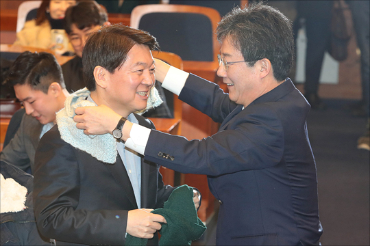 유승민 변혁 대표가 안철수 바른미래당 전 대표에게 목도리를 둘러주고 있다(자료사진). ⓒ데일리안 홍금표 기자