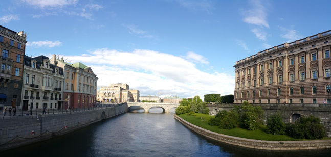 국회의사당(왼쪽)과 그 건너편에 있는 스웨덴 총리 공관인 사게르 저택(Sagerska Huset). 총리의 공관이 별도로 마련된 것은 1996년이다. 그때까지 스웨덴 총리는 따로 공관이 없었다. (사진 = 이석원)