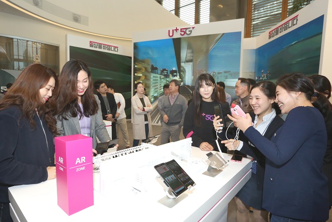 LG유플러스 서울 용산사옥 1층 U+5G 전시관에서 방문객들이 5G 서비스를 체험해보고 있다.ⓒLG유플러스