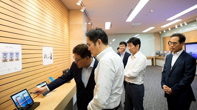 이재용 삼성전자 부회장(가운데)이 지난 8월 26일 충남 아산 삼성디스플레이 사업장을 방문해 제품을 살펴보고 있다.ⓒ삼성전자 