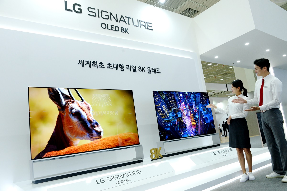 8일 서울 삼성동 코엑스(COEX)에서 개최된 한국전자전(KES)에서 LG전자 모델들이 'LG 시그니처 올레드 8K'를 소개하고 있다.ⓒLG전자