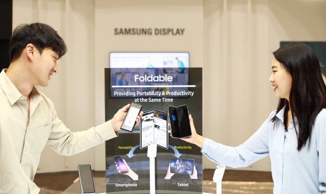삼성디스플레이 직원들이 8일 서울 삼성동 코엑스에서 개최된 'IMID 2019'에서 폴더블 디스플레이를 채용한 '갤럭시 폴드'를 체험하고 있다.ⓒ삼성디스플레이