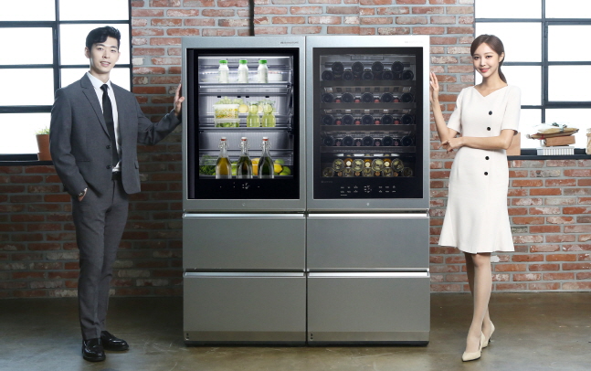 LG전자 모델들이 LG 시그니처 와인셀러와 LG 시그니처 상냉장·하냉동 냉장고를 소개하고 있다. 왼쪽부터 LG 시그니처 상냉장·하냉동 냉장고, LG 시그니처 와인셀러.ⓒLG전자