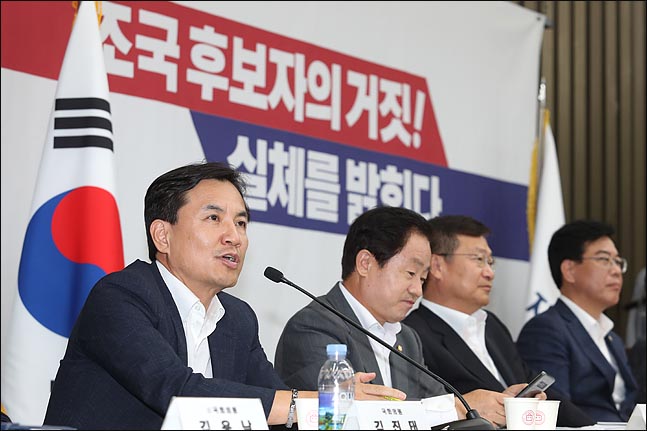김진태 자유한국당 의원이 국회에서 열린 '조국 후보자의 거짓, 실체를 밝힌다' 언론간담회에서 기자들의 질문에 답변하고 있다. ⓒ데일리안 박항구 기자