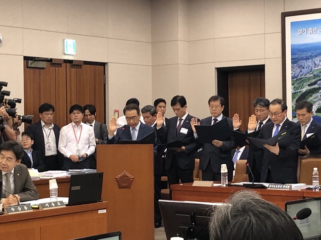 이강래 한국도로공사 사장이 10일 국회에서 열린 국토교통위원회의 한국도로공사에 대한 국정감사에서 선서를 하고 있다. ⓒ이정윤 기자