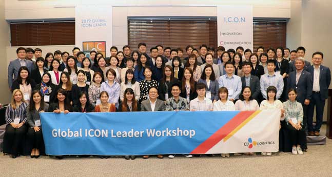 Global ICON Leader 워크샵에 참여한 ICON Leader들이 CJ대한통운 박근희 부회장과 함께 기념사진 촬영을 하고 있다.ⓒCJ대한통운