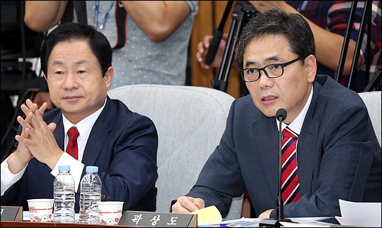 곽상도 자유한국당 의원(오른쪽)이 국회 인사청문회에서 질의하는 모습. ⓒ데일리안 박항구 기자 