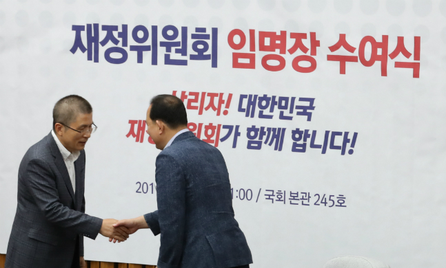 황교안 자유한국당 대표가 10일 오전 국회에서 재정위원회 임명장 수여식을 갖고 있다. ⓒ뉴시스