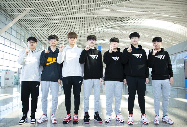 T1 ‘리그 오브 레전드’ 팀의 프로 선수들이 8일 인천공항에서 ‘월드챔피언십’ 참가를 앞두고 승리 포즈를 취하고 있다.ⓒSK텔레콤