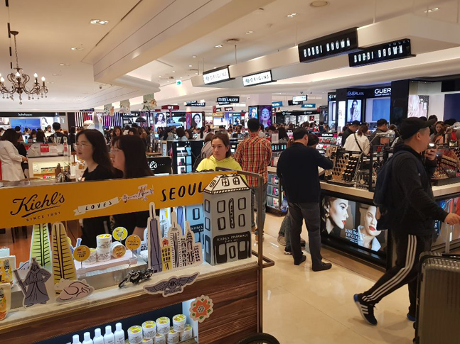 서울 장충동 신라면세점 화장품 매장에 몰린 관광객들의 모습. ⓒ데일리안