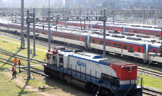 전국철도노동조합이 총파업에 돌입한 11일 오전 서울 마포구 수색 철도 차량기지에 열차가 멈춰 서 있다.ⓒ뉴시스