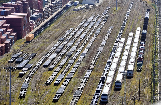 전국철도노동조합이 지난 11일부터 파업에 들어가면서 빈 화물열차와 여객열차가 줄지어 서 있다. ⓒ뉴시스