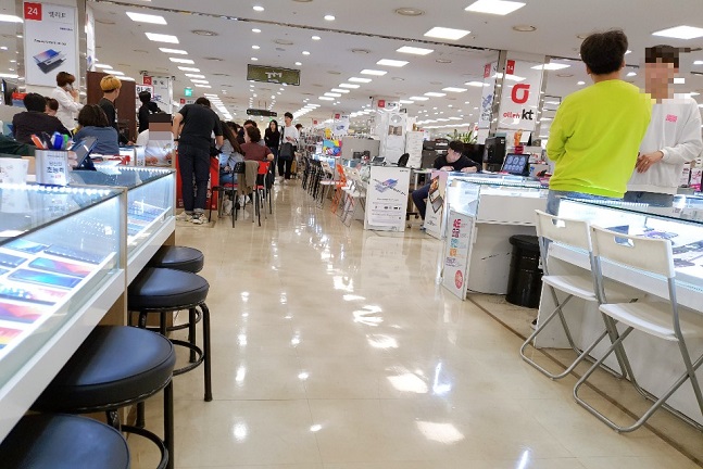 지난 12일 서울 신도림 테크노마트 9층 휴대폰 집단상가가 판매점 상인들과 구매자들로 북새통을 이루고 있다.ⓒ데일리안 김은경 기자 