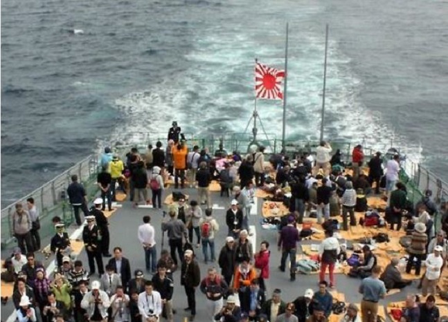 지난 2015년 일본 가나가와(神奈川)현 앞바다인 사가미(相模)만 해상의 일본 해상자위대 범용 호위함 ‘무라사메’ 탑승객들의 모습.ⓒ연합뉴스