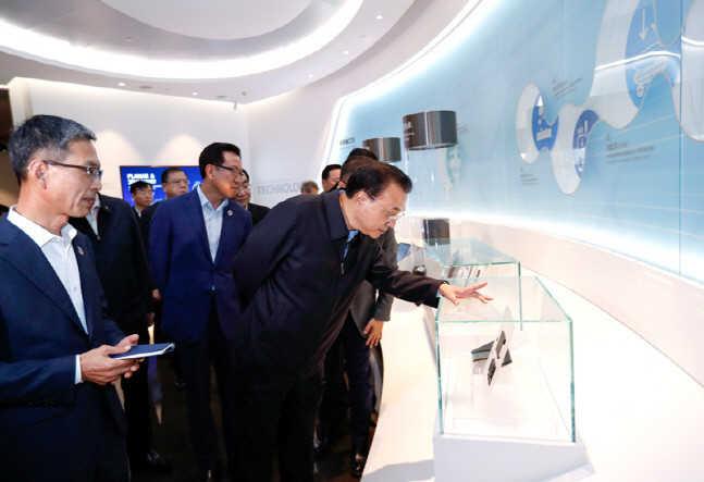 리커창 중국 총리가 삼성전자 시안 반도체 공장에서 제품을 살펴보고 있다.ⓒ중국정부망