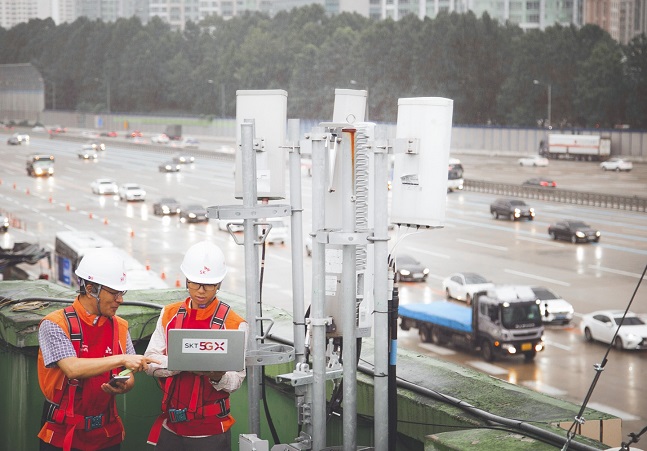 SK텔레콤 직원들이 고속도로 인근에서 5G 네트워크를 점검하고 있는 모습.ⓒSK텔레콤