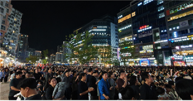 지난달 28일에 개최된 성남 뮤직 페스티벌을 보기 위해 위례 중앙광장에 많은 인파가 몰렸다. ⓒ성남시