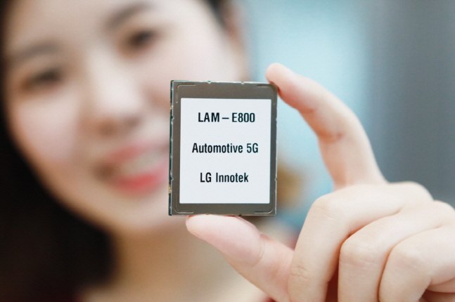 LG이노텍 직원이 ‘차량용 5G 통신모듈’을 선보이고 있다.ⓒLG이노텍