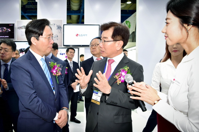 ‘인터배터리 2019’ 전시회에 참가한  LG화학 김종현 전지사업본부장 사장(왼쪽에서 두 번째)이 성윤모 산업통상부 장관(왼쪽에서 첫 번째)와 이야기를 나누고 있다.ⓒLG화학