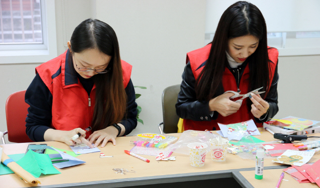 이스타항공 임직원 봉사단원들이 15일 서울 강서구 소재 지온보육원에서 만들기 수업 프로그램에 필요한 카드를 제작하고 있다.ⓒ이스타항공