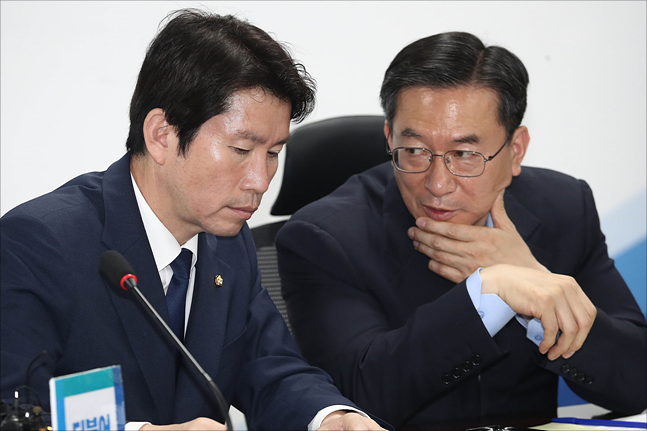 (왼쪽부터) 더불어민주당 이인영 원내대표·정성호 의원.(자료사진) ⓒ데일리안 홍금표 기자