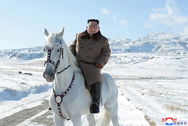 북한 관영 매체들이 16일 일제히 김정은 북한 국무위원장의 삼지연 방문 및 백두산 등정 사실을 보도했다. ⓒ조선중앙통신