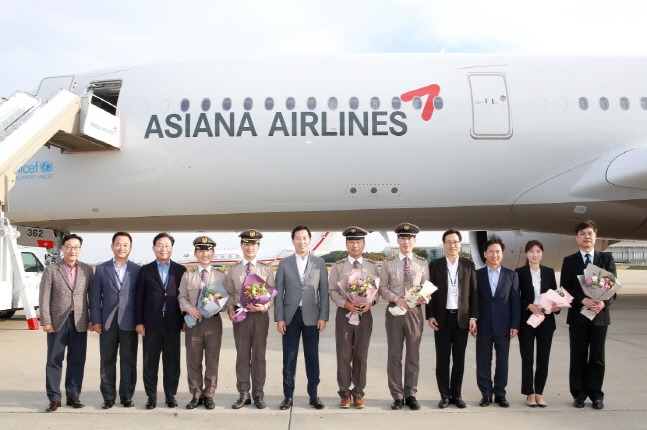 한창수 아시아나항공 사장(왼쪽에서 여섯번째)이 16일 오후 인천국제공항에서 진행된 A350 10호기 도입행사에서 임직원들과 함께 기념촬영을 하고 있다.ⓒ아시아나항공