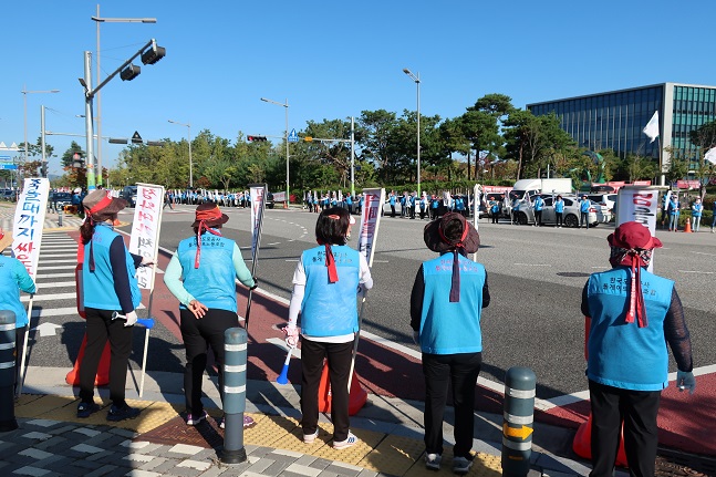 톨게이트 요금수납원 노조원들이 김천에 위치한 한국도로공사 본사에서 한달 넘게 점거농성을 이어가고 있다. ⓒ한국도로공사