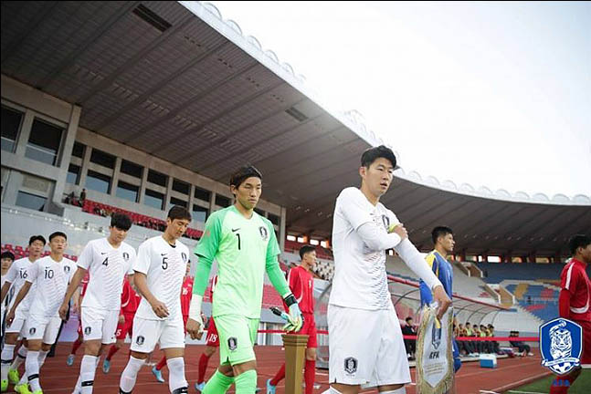 15일 오후 북한 평양 김일성 경기장에서 열린 월드컵 아시아지역 2차 예선 H조 3차전 대한민국과 북한 경기에 선수들이 입장하고 있다. ⓒ대한축구협회