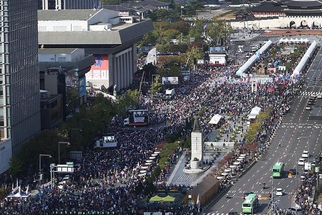 19일 서울 종로구 세종문화회관 앞에서 자유한국당 '국정대전환 촉구 국민보고대회'가 열리고 있다. ⓒ데일리안 홍금표 기자