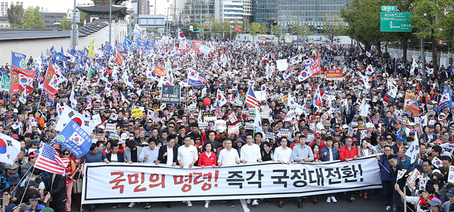 자유한국당 황교안 대표와 나경원 원내대표와 집회 참가자들이 19일 오후 서울 종로구 세종문화회관 앞에서 열린 자유한국당 '국정대전환 촉구 국민보고대회'를 마친 뒤 청와대 방향으로 행진하고 있다. ⓒ데일리안 홍금표 기자