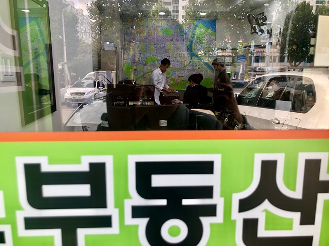 지난 18일 서울 강남구 대치동 '래미안대치팰리스' 상가동에 위치한 한 공인중개소에서 현장점검반이 점검을 진행 중이다. ⓒ이정윤 기자