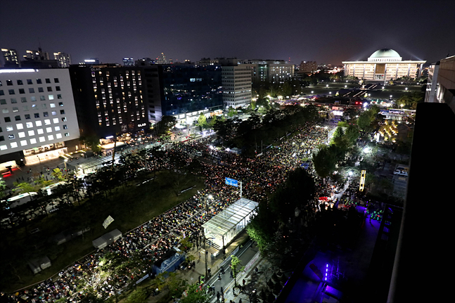 19일 서울 여의도 국회의사당 앞 대로에서 '검찰개혁, 공수처 설치, 신속처리대상안건 입법 촉구를 위한 제10차 촛불문화제'가 열리고 있다. ⓒ데일리안 홍금표 기자