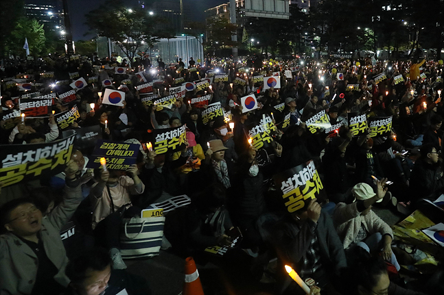 19일 서울 여의도 국회의사당 앞 대로에서 열린 '검찰개혁, 공수처 설치, 신속처리대상안건 입법 촉구를 위한 제10차 촛불문화제'에서 집회에 참석한 시민들이 피켓을 들며 구호를 외치고 있다. ⓒ데일리안 홍금표 기자