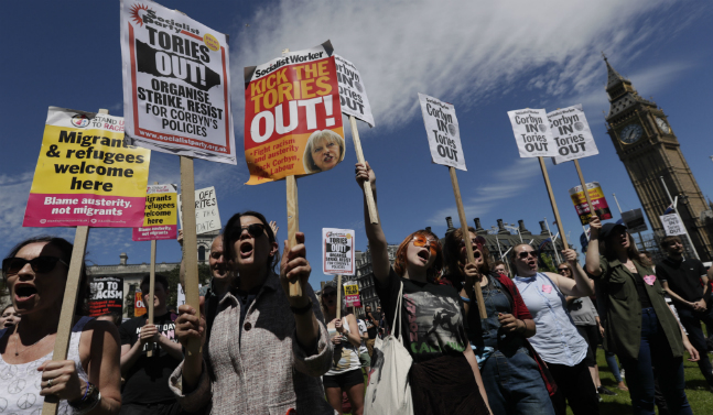 제러미 코빈 노동당 총재를 지지하는 영국 노동당원들이 서민원 의사당 앞에서 코빈 지지와 보수당 규탄을 주장하며 시위를 벌이고 있다. ⓒ뉴시스