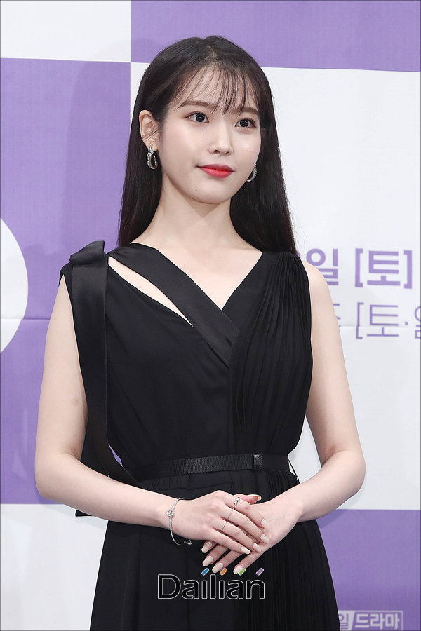 가수 겸 배우 아이유가 악성 댓글에 대한 법적 대응에 나선다.ⓒ데일리안 홍금표 기자