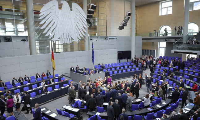 독일 연방하원 의원들이 지난 5월 연방의사당에 모여 결의안 의결을 위한 표결을 실시하고 있다(자료사진). ⓒ뉴시스