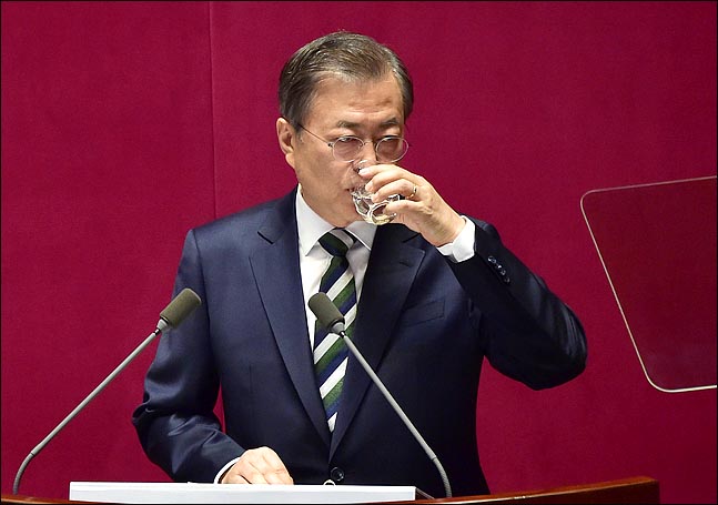 문재인 대통령이 22일 열린 국회 본회의에서 2020년도 예산안에 대한 시정연설을 하던 중 물을 마시고 있다. ⓒ국회사진취재단