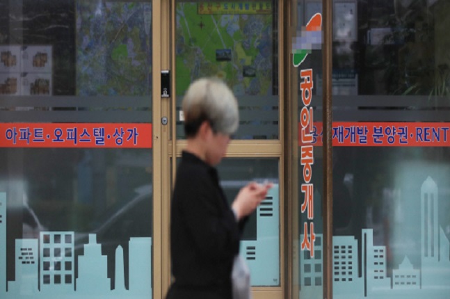 한국은행 금융통화위원회는 지난 16일 기준금리를 1.50%에서 1.25%로 0.25%p 내렸다. 서울의 한 공인중개업소 모습.ⓒ연합뉴스