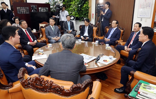 주승용(오른쪽) 국회 부의장이 22일 오전 서울 여의도 국회에서 열린 국민의당 출신 의원 모임에서 모두발언을 하고 있다. ⓒ뉴시스