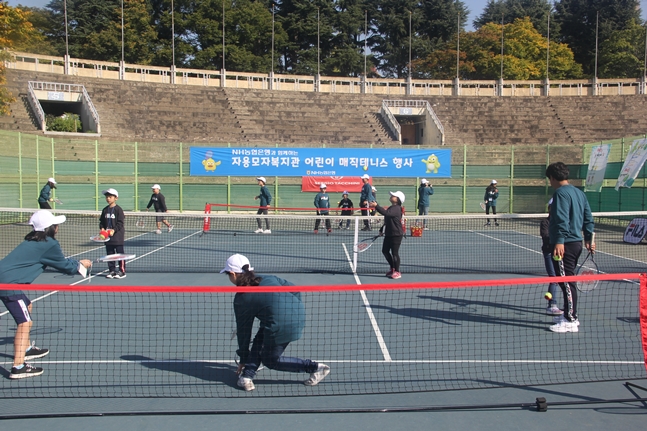 대구광역시 달서구 소재 유니버시아드 테니스장에서 22일 열린 '매직 테니스' 행사에 참가한 어린이들이 실전 경기에 앞서 기초 자세를 배우고 있다.ⓒNH농협은행