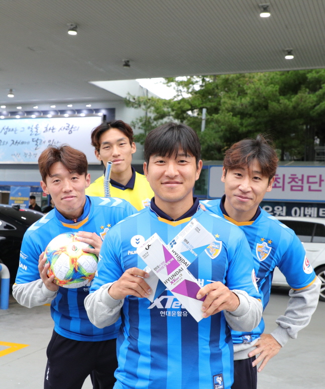 울산현대축구단을 대표하는 선수들이 일일 주유원으로 나서는 깜짝 이벤트를 벌였다.(왼쪽부터 김보경, 김승규, 박주호, 이근호 선수)ⓒ현대오일뱅크