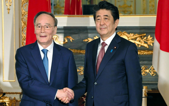 아베 신조 일본 총리와 왕치산 중국 부주석이 23일 도쿄 아카사카 영빈관에서 회담을 갖고 있다. ⓒ뉴시스