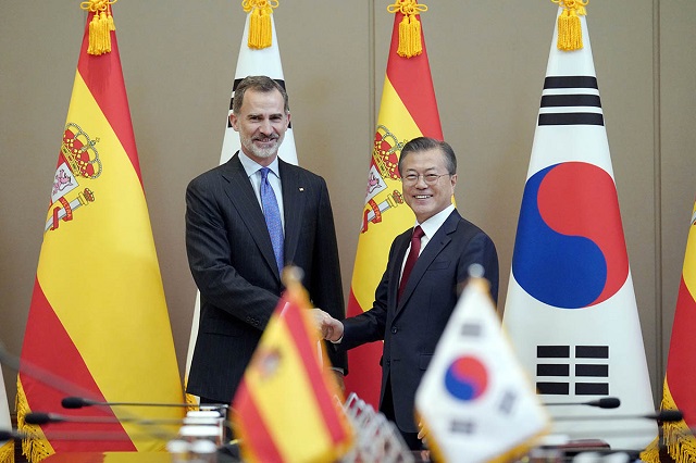 문재인 대통령과 펠리페 6세 스페인 국왕이 23일 오후 청와대에서 정상회담 전 악수하고 있다. ⓒ청와대